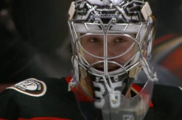 Ducks' Gibson makes two spectacular but very different glove saves vs. Hurricanes
