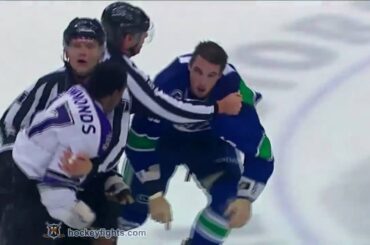 Wayne Simmonds vs Shane O'Brien Apr 23, 2010