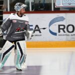 NHL-Star Philipp Grubauer beim Abschlusstraining der Starbulls Rosenheim im Tor