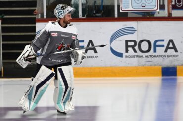 NHL-Star Philipp Grubauer beim Abschlusstraining der Starbulls Rosenheim im Tor