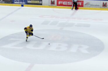 Chyba rozhodčích! Doležal při nájezdu nechal puk za sebou, mohl jet znovu