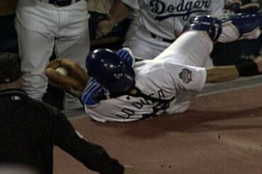 SF@LAD: Lo Duca makes catch, slides into dugout