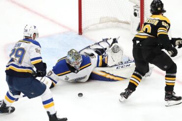 Jordan Binnington holds the Bruins at bay during incredible 1st period of Game 7