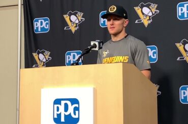 Evgeni Malkin pops in to say 'Hi' during Chad Ruhwedel's interview 😂