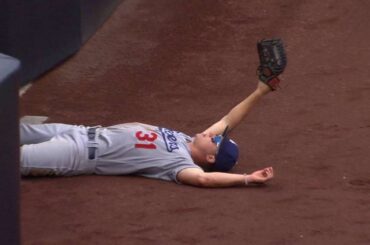 LAD@SD: Pederson crashes into the wall for great grab