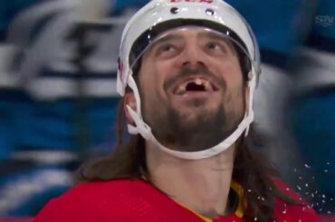 Chris Tanev scores 1st goal as a Flame from his own blue line