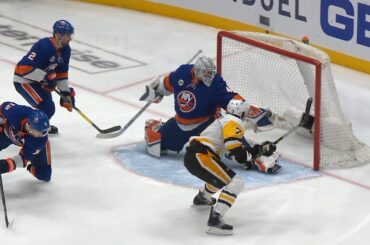 Robin Lehner uses pad to shut down Matt Cullen in tight