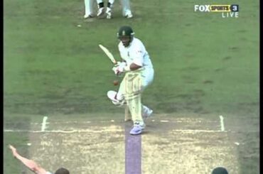 WORST CRICKET BATTING OF ALL TIME- EVER HEARD OF USING YOUR BAT ????