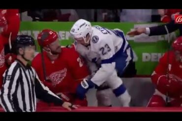 Lucas Raymond flips Mikey Eyssimont into the bench and Fischer decks de Haan