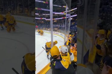 Roman Josi umgarnt jungen Fan mit Puck | Roman Josi hooks up young fan with puck #nashvillepredators