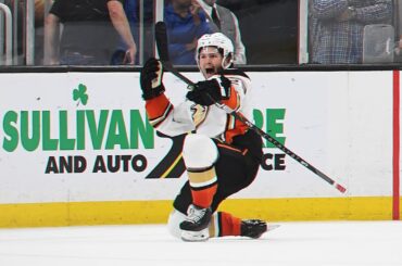 DUCKS FLY TOGETHER and stun Bruins! 🦆😯