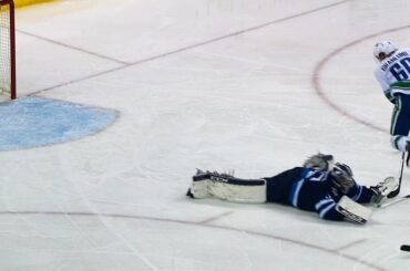 Hellebuyck's sliding poke check thwarts Granlund's scoring opportunity