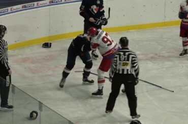 35.kolo bitka Carter Robertson - Patrik Maier (MHK 32 Liptovský Mikuláš vs. HC Slovan Bratislava)