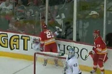 Curtis Glencross nails Ľubomír Višňovský