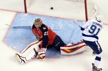 Steven Stamkos shakes and bakes in shootout