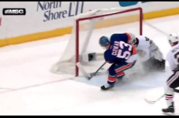 Casey Cizikas score on a nifty move vs Blackhawks (2014-01-02)
