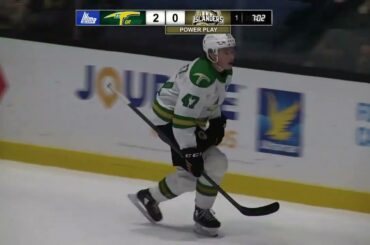 Alexandre Doucet place la rondelle dans le haut du filet - 25-11-22