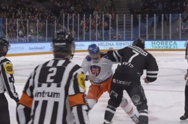 jossa  Luke Witkowski ja Oliver Lauridsen aloittavat ei-spontaanin tappelun suoraan aloituksesta.