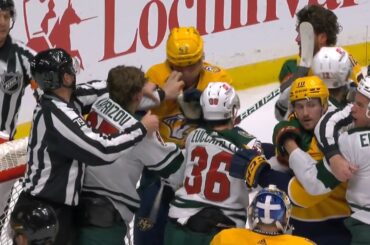 Стычка в матче Minnesota - Nashville / Minnesota Wild Vs Nashville Predators Scrum 01/12/2023