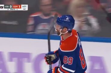 Sam Gagner of the Edmonton Oilers scores goal against the Vegas Golden Knights 28-11-2023