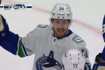 Filip Hronek extends his point streak to 9 games vs Leafs (11/11/2023)