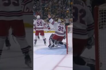 No Denying Jonathan Quick’s Toughness As He Tries To Make A Bare Handed Save ✋