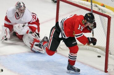 Jonathan Toews makes a beautiful move on shorty