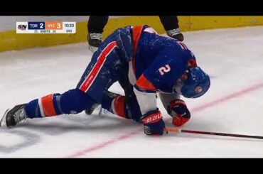 Mike Reilly Leaves Game With Injury After Awkwardly Going Into Boards