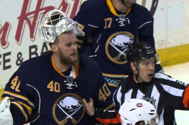 Gotta See It: Scrivens, Lehner get in staring contest during scrums
