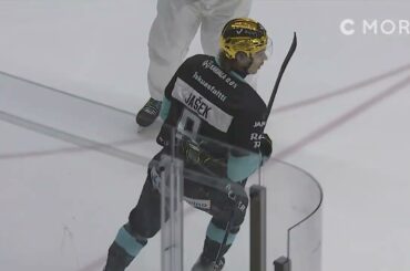 Boom! Lukas Jasek iskee Pelicansin illan toisen seiskapeliin