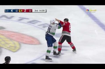 Nikita Zadorov fights against Blackhawk Reese Johnson (17 dec 2023)