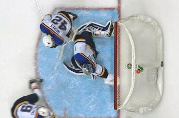 Elliott reaches for sensational glove stop