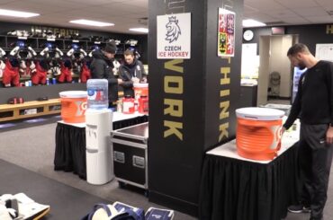 Detaily z kabiny. Kdo má pásku od Supermana, kde se chladí hráči?