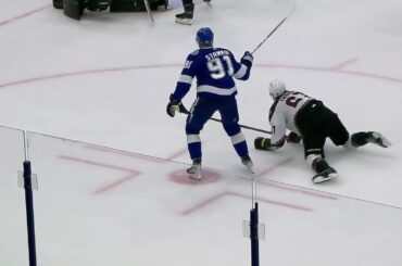 Nikita Kucherov assists on Stamkos's goal vs Coyotes (31 dec 2022)