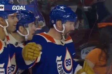 Sam Gagner of the Edmonton Oilers scores from behind goal line vs the Calgary Flames 20-01-2024