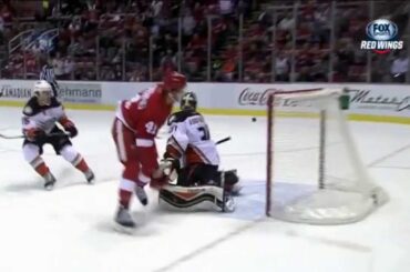 Luke Glendening beats Sami Vatanen for the scoring chance