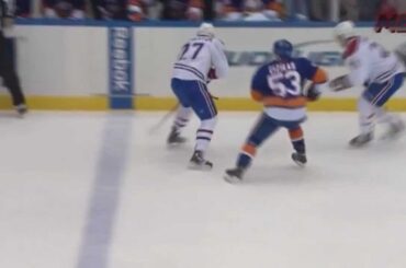 Casey Cizikas sent Alex Galchenyuk on the Islanders bench