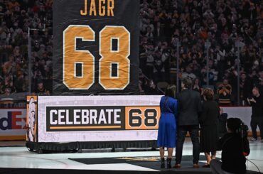 Jaromir Jagr's #68 is retired by the Pittsburgh Penguins!