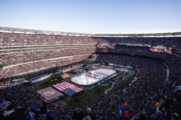 What a weekend for some outdoor hockey! 😎🏟️🗽😈