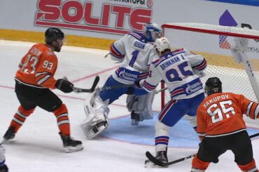 Berdin makes a unique pad save on Yakupov