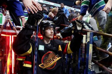 Canucks, Pettersson agree to eight-year contract extension