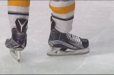 Шайба застревает в коньке Горджеса / Puck gets lodged in Gorges' skate