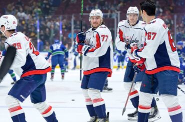 Everyone joins in on bizarre Oshie ritual for 1000th game 🏒💥🤕