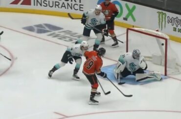 Troy Terry scores Ducks first goal of the 2022/2023 Season 51 seconds in
