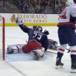 Sergei Bobrovsky stones Evgeny Kuznetsov with the glove