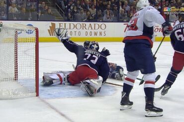 Sergei Bobrovsky stones Evgeny Kuznetsov with the glove