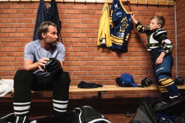 Peter ”Foppa” Forsberg uppfyller cancerdrabbade 10-åringen Sigges dröm
