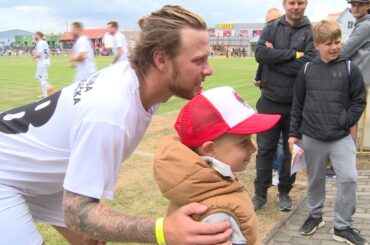 Proč jsou hokejisté lepší než fotbalisté? Jak to s balonem umí Pastrňák?