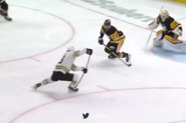 Pavel Zacha scores goal vs Penguins (4/13/2024)