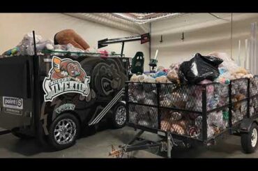 Everett Silvertips collect 11,096 bears on Teddy Bear Toss Night (2021)